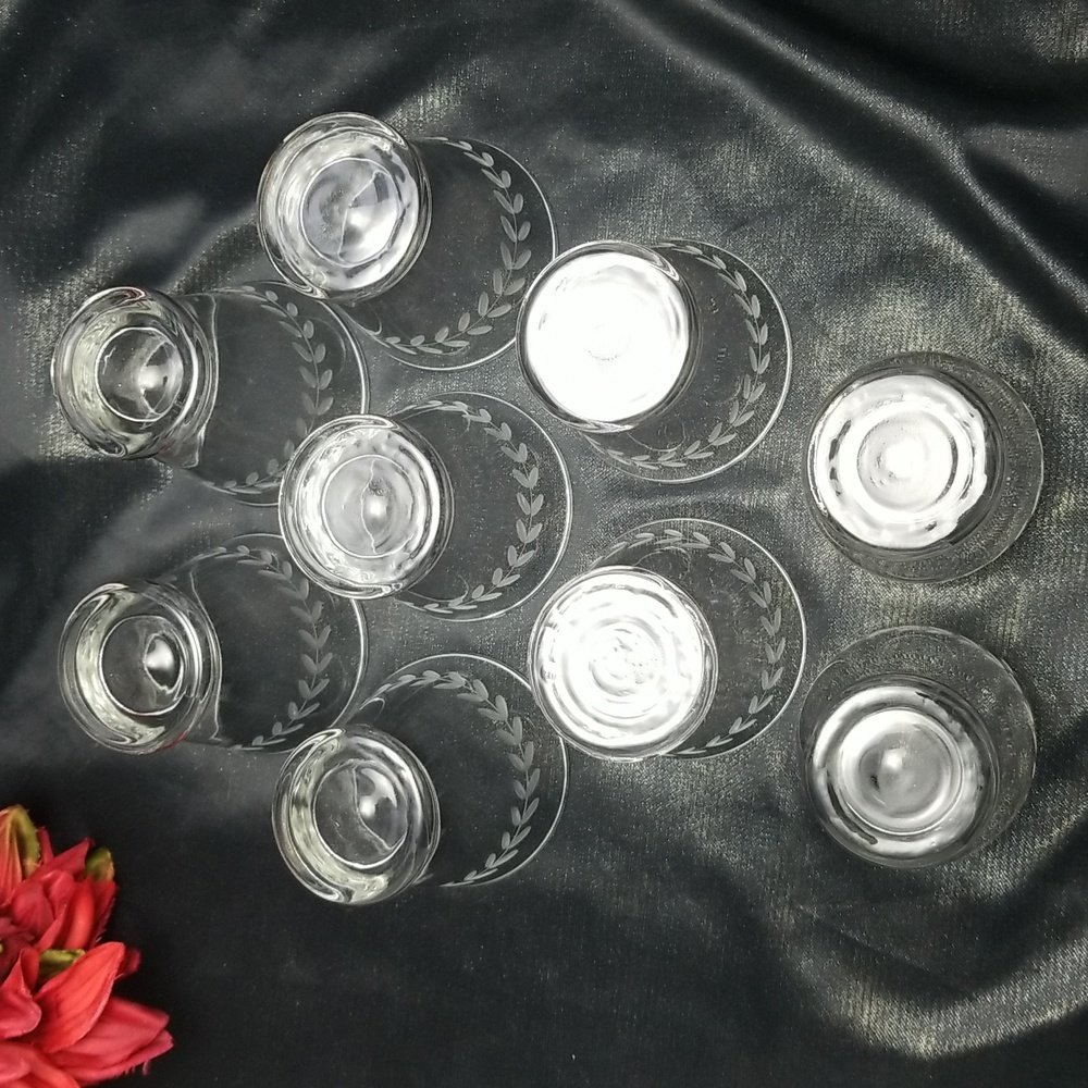 Laurel Wreath Leaf Etch Cocktail Glasses - Picture 3 of 13